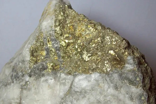 這種最像黃金的礦石看起來(lái)很漂亮，常被人誤認(rèn)成是金礦石